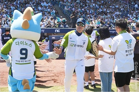 희망편지쓰기대회 대상 아동들과 선수들의 하이파이브 사진