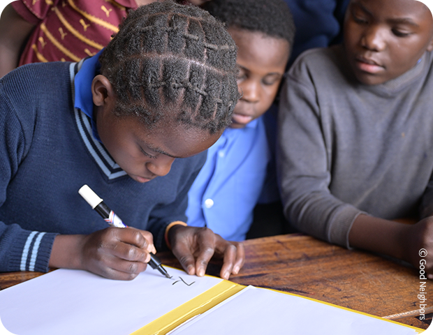 좋은이웃 글씨를 쓰고 있는 아이