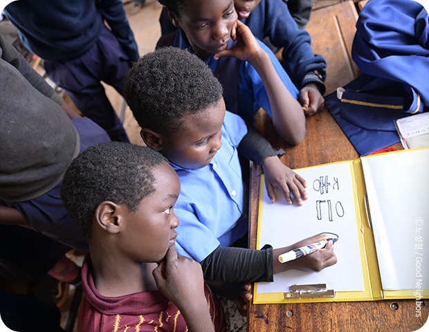 좋은이웃 글씨를 쓰고 있는 아이