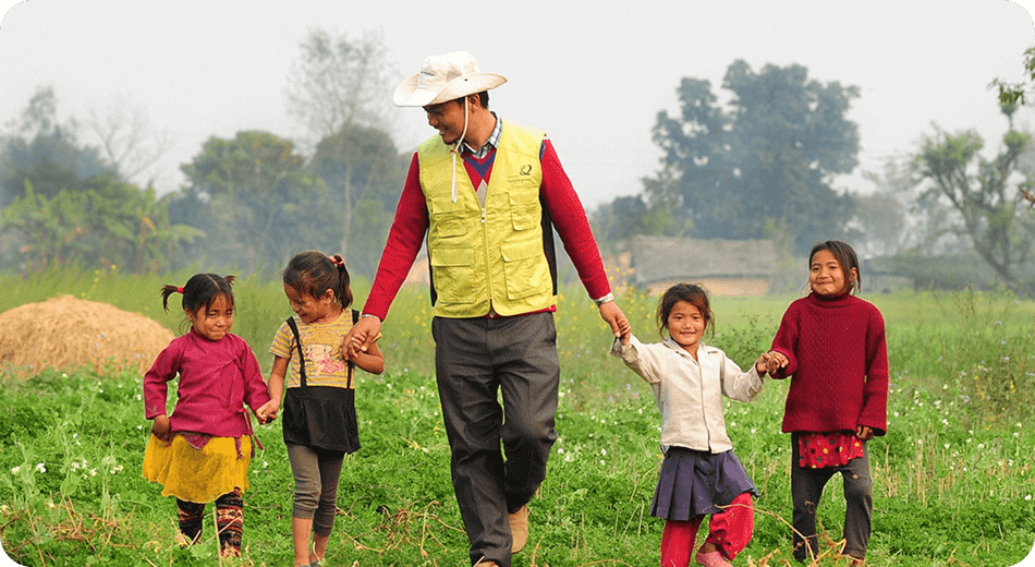 글로벌 아동권리 전문 NGO 굿네이버스 기관 대표 이미지 / 굿네이버스 해외사업국 현장 활동가와 해외 아이들이 즐거운 시간을 보내고 있는 모습 이미지