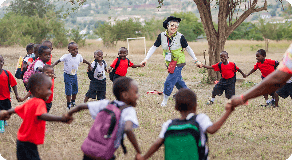 글로벌 아동권리 전문 NGO 굿네이버스 후원으로 만든 좋은 변화 / 굿네이버스 정기 후원자가 해외 사업장에 방문해 봉사활동을 진행하며 아이들과 즐거운 시간을 보내는 모습 이미지