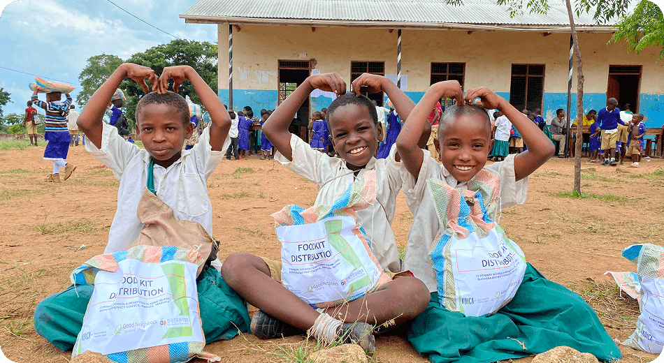글로벌 아동권리 전문 NGO 굿네이버스 후원이 만든 좋은 변화 이미지 / 굿네이버스가 전달한 코로나19 긴급구호 물품 키트를 받고 행복한 미소를 지으며 기뻐하는 아프리카 아이들의 모습 이미지