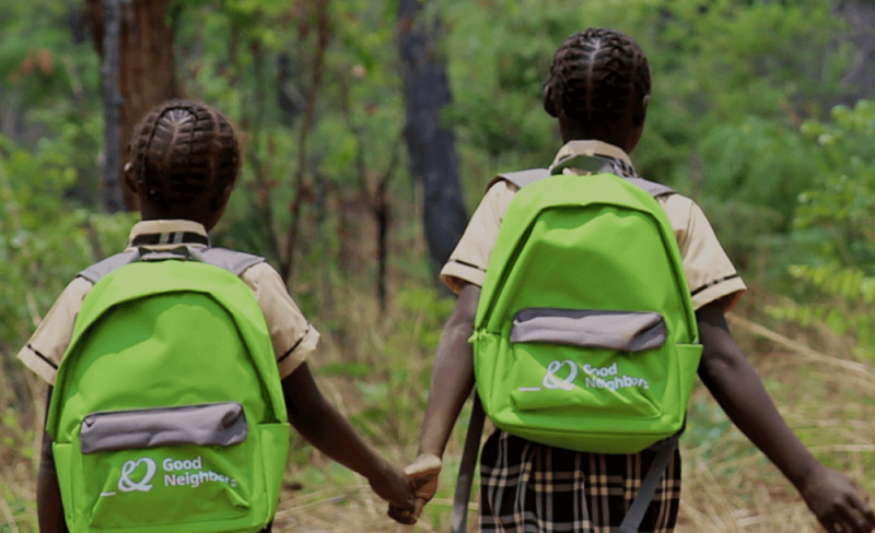 사회공헌 통해 후원받은 해외 아동들이 학교에 가는 모습