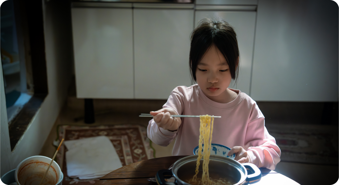 굿네이버스에서 진행 중인 '함께한끼' 국내 위기가정 결식 아동 지원 캠페인 안내 이미지/ 홀로 라면으로 끼니를 때우는 아동의 모습