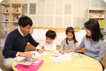 굿네이버스 희망편지쓰기대회에 참여하여 나눔을 실천하는 학생과 가족의 모습