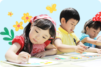 굿네이버스 가족그림편지쓰기대회에 참여하여 그림을 그리고 있는 유아기 아동의 모습