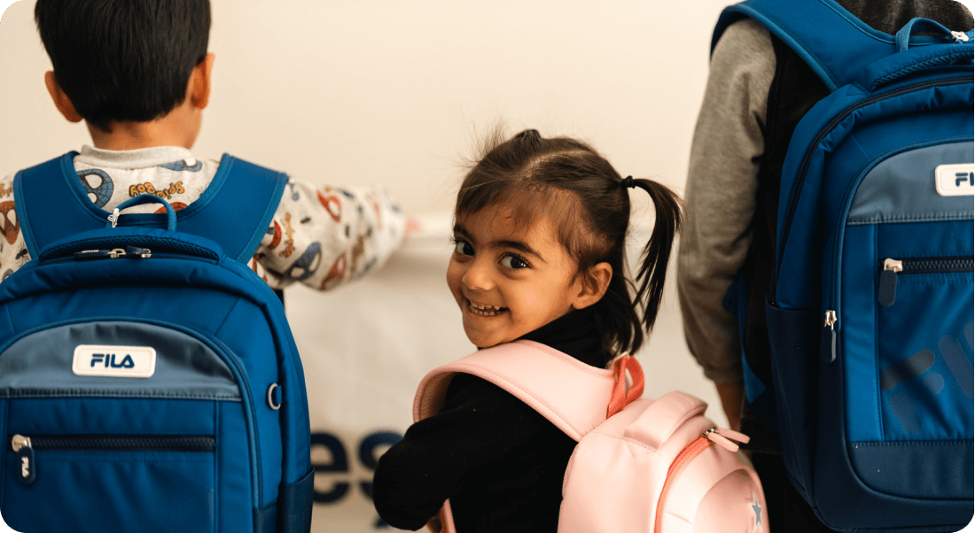 굿네이버스 물품 후원 대표 이미지: 기업 후원 가방을 멘 사업장 아동