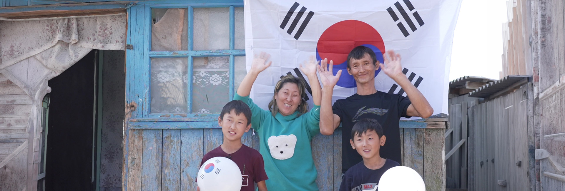 굿네이버스 해외 사업 현장에서 해외아동 결연, 고려인 후원, 긴급구호를 통해 밝게 웃으며 뛰어다니는 아이들의 모습