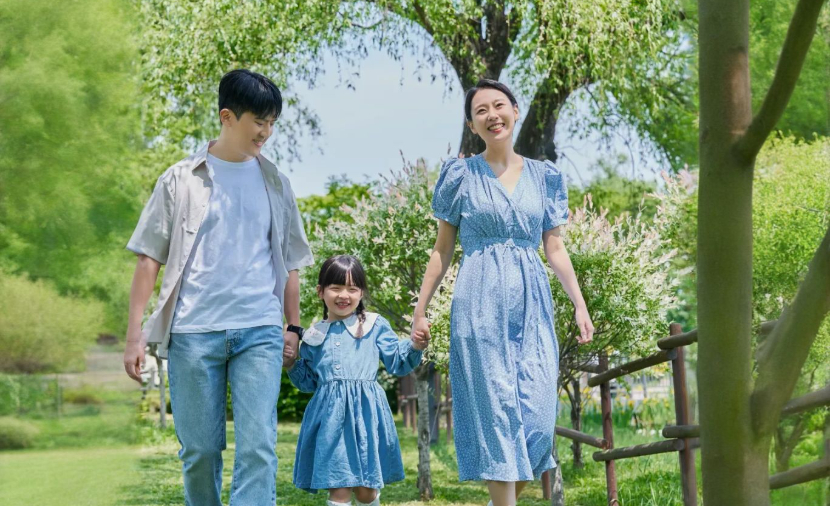 엄마와 아빠, 아이가 함께 손잡고 걸어가는 이미지