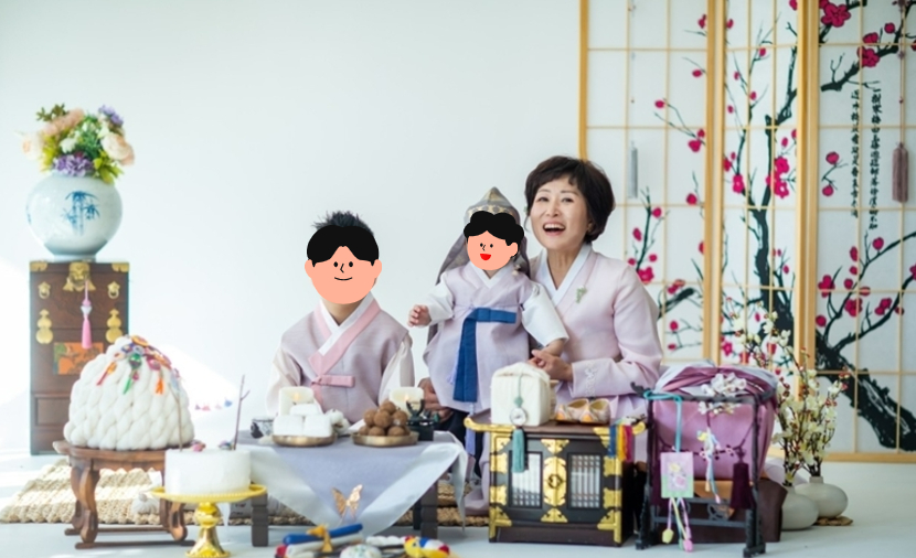 아이가 엄마와 누나와 함께 돌잔치 하는 이미지