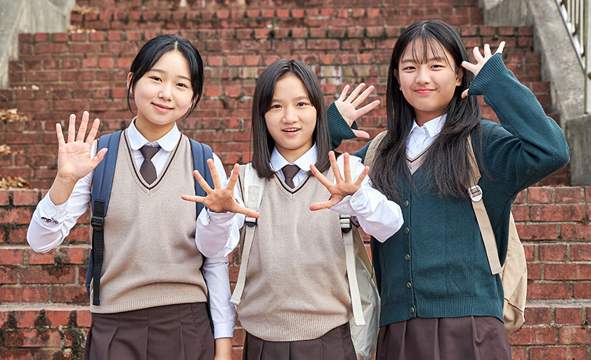 소녀 3명이 밝게 웃는 이미지