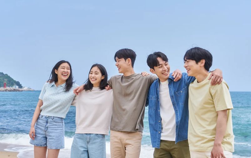 청년 다섯명이 함께 어깨동무를 하고 있는 이미지