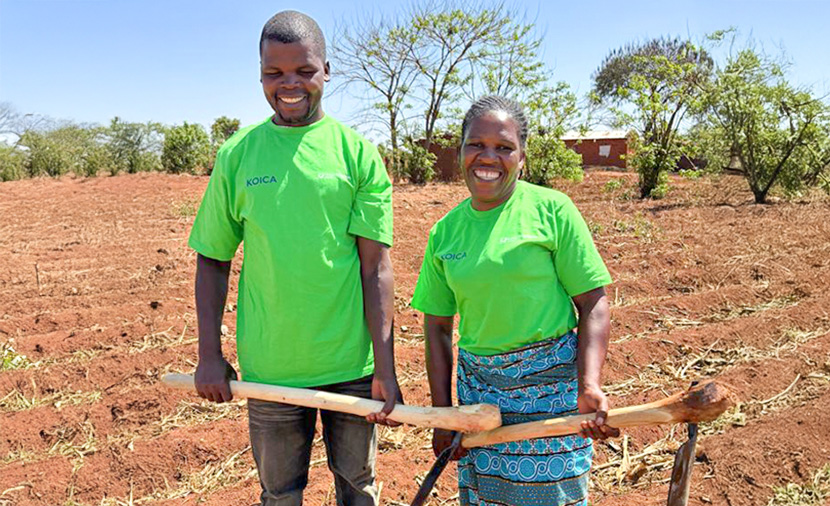 농업 자재를 지원받은 지역 주민