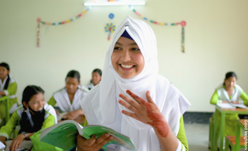 발표하는 방글라데시 여자 아동