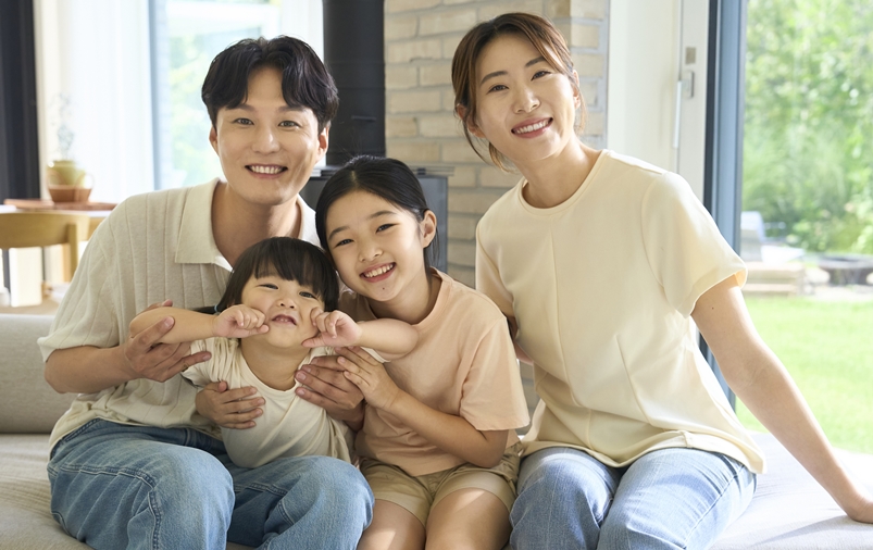 행복한 가족 이미지-엄마, 아빠, 딸 2명