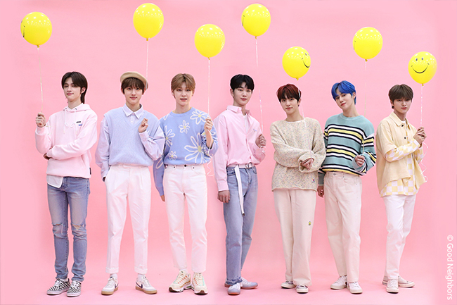 스마일 풍선을 들고 화보를 찍고있는 드리핀