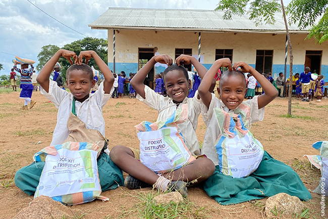 머리 위로 하트를 하고 있는 아이들의 모습