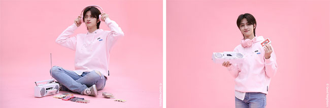 라디오와 헤드폰을 활용해 화보를 찍은 알렉스