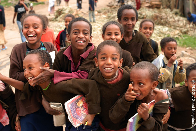 아이들이 함께 웃고 있는 모습