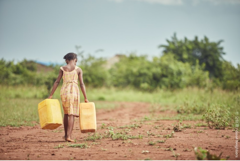 물을 구하러 하염없이 걷고있는 아이