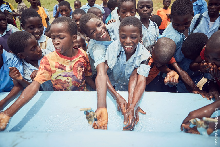 깨끗한 물로 손을 씻고 있는 아이들