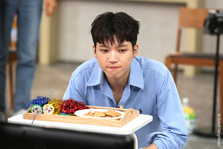 게임에 집중하고 있는 우현