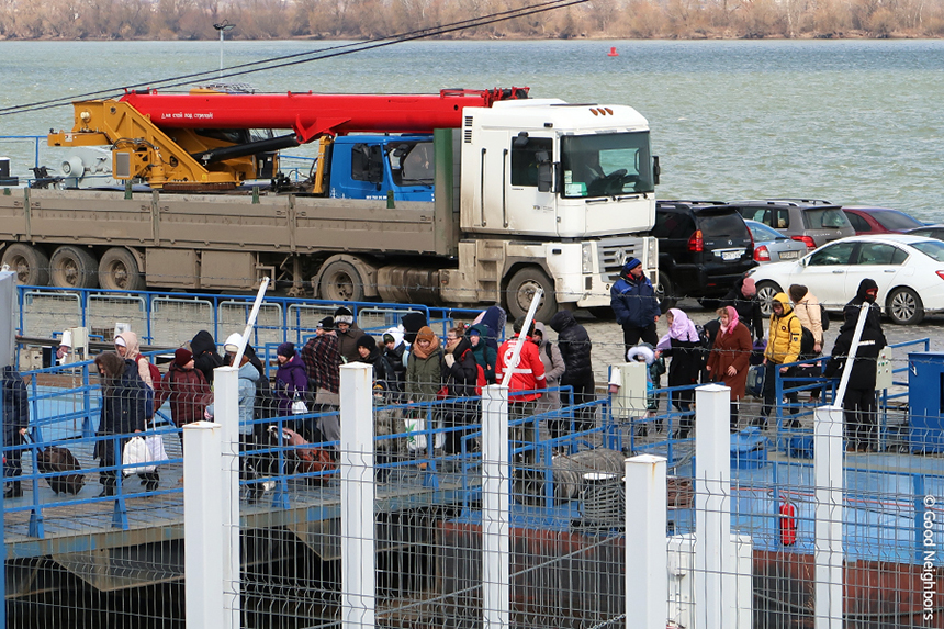 루마니아 국경을 넘어오는 우크라이나 난민들