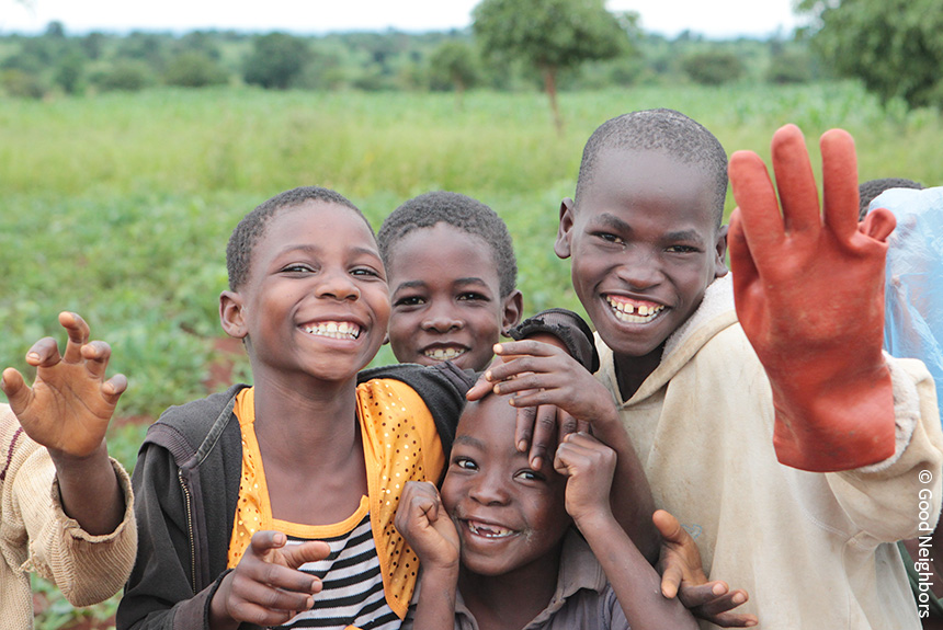 환하게 웃고 있는 아이들