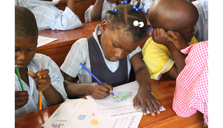 후원자에게 편지를 쓰는 아이