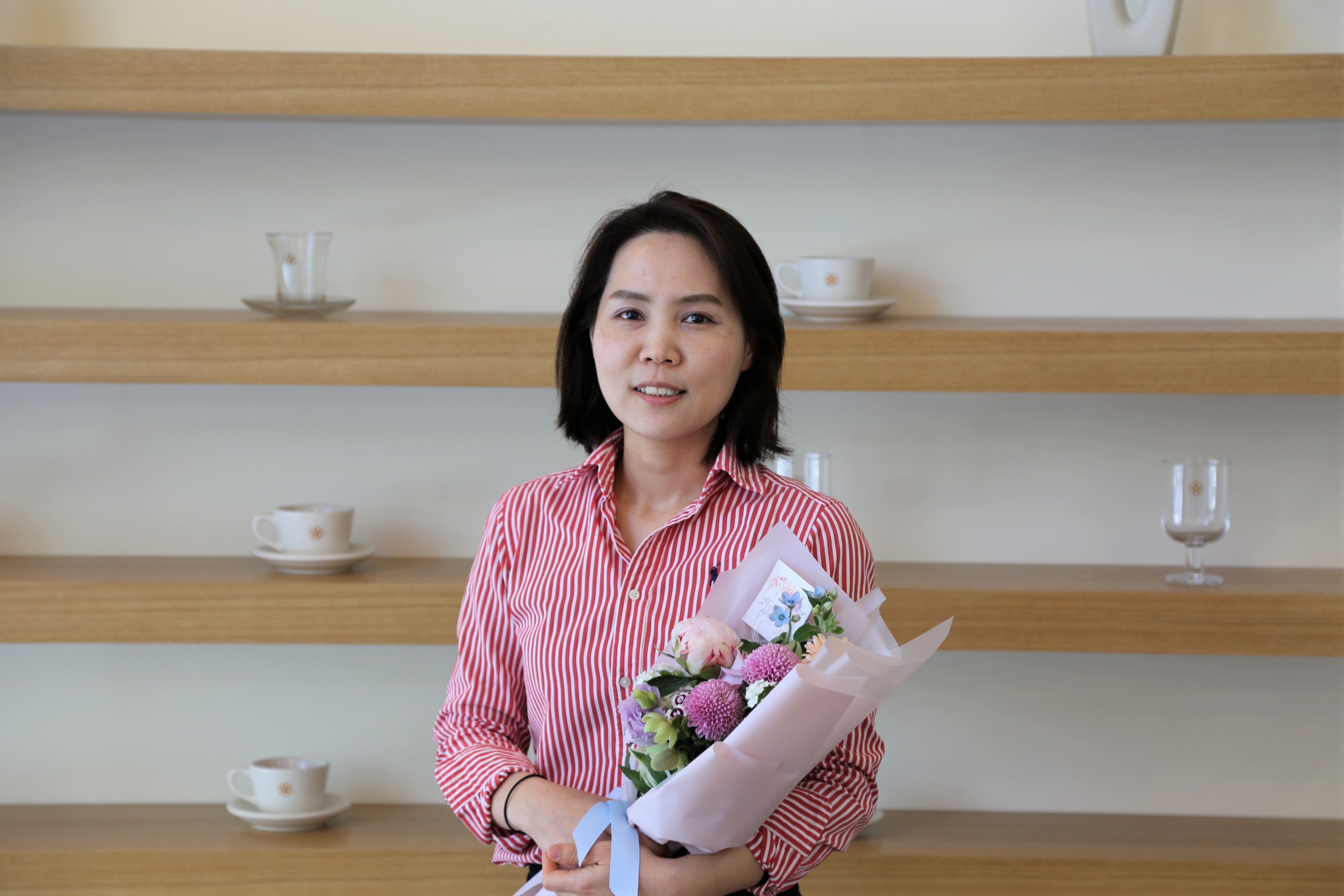 김현정회원님과 미팅시 꽃다발을 들고 계신 사진