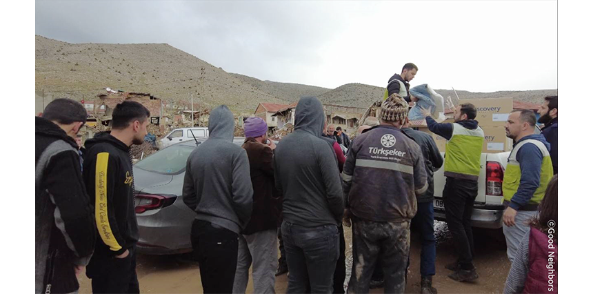 1: 물품을 배분 받는 지진 피해 지역 주민들