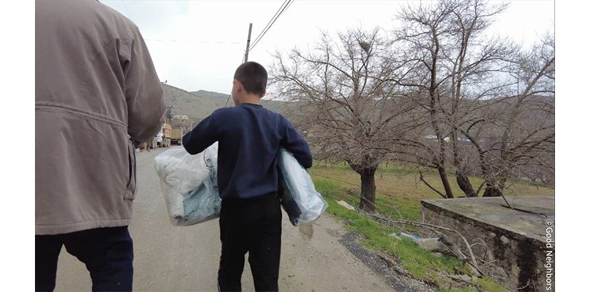4: 물품을 배분 받는 지진 피해 지역 주민들
