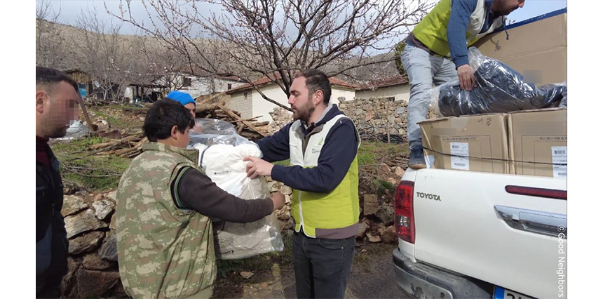 ​3: 물품을 배분 받는 지진 피해 지역 주민들
