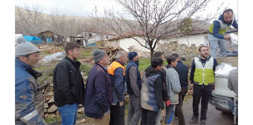 ​2: 물품을 배분 받는 지진 피해 지역 주민들