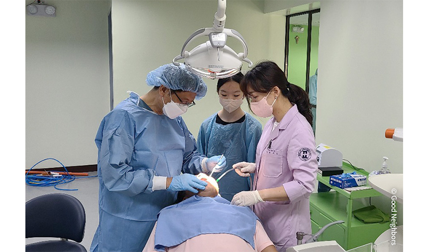 치과센터에 방문한 한국 의료진