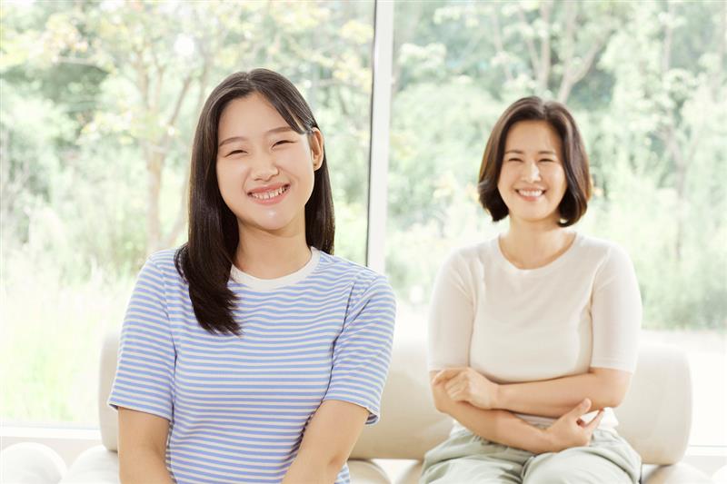 사춘기 자녀와 부모가 함께 웃고 있는 모습