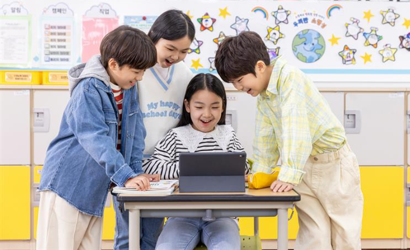 컴퓨터를 하고 있는 아동들