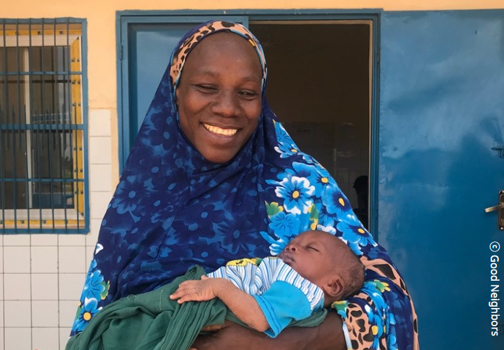 아기를 안고 행복해하는 엄마의 모습