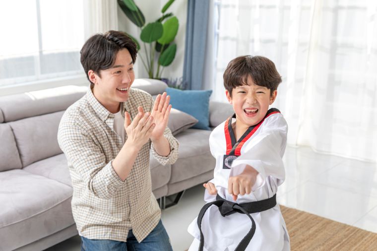 아들을 칭찬하고 있는 아버지