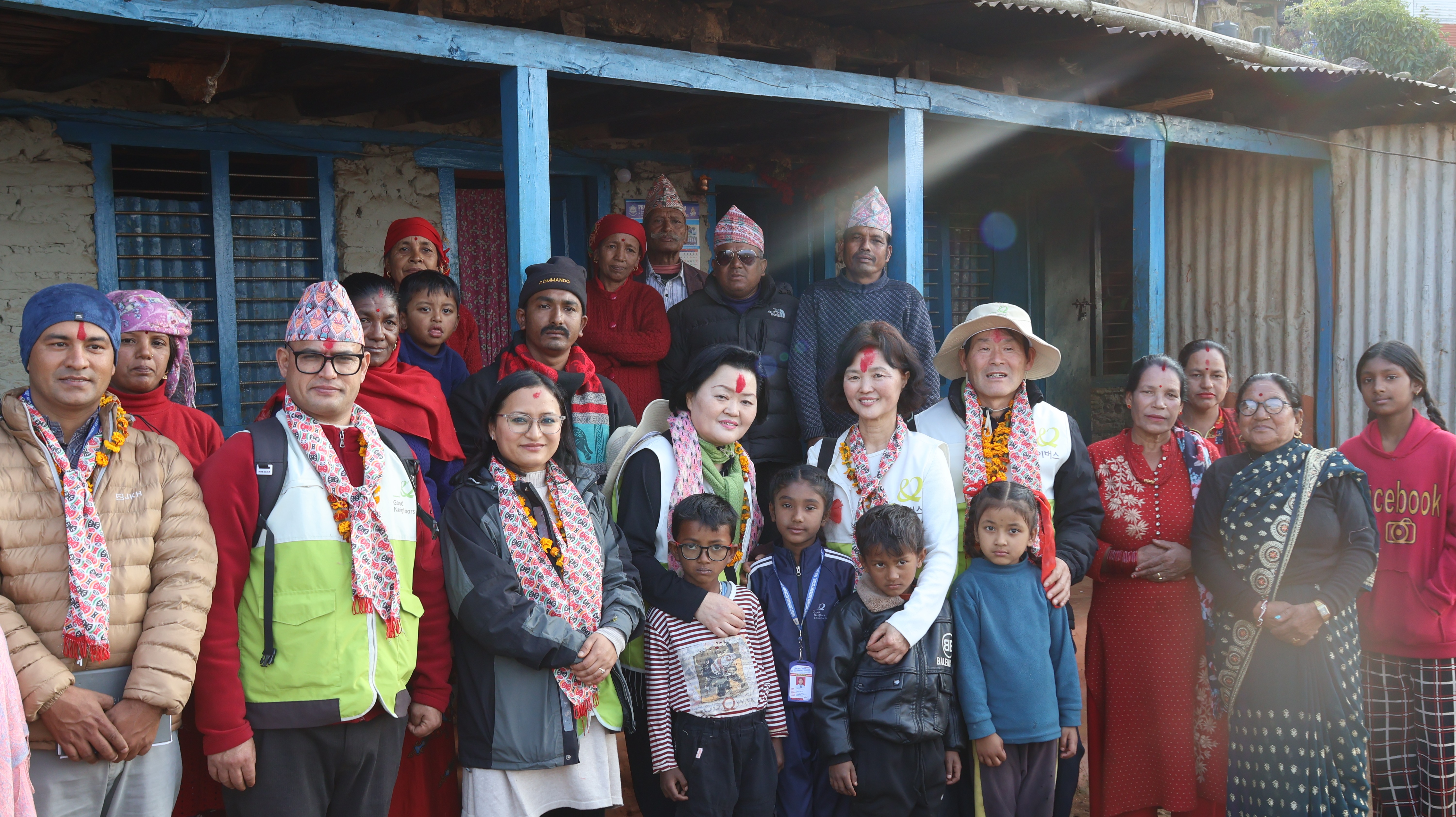 故 김명조 씨 추모 1주기를 맞아 굿네이버스 네팔 사업장에 방문한 유가족이 고인의 이름으로 후원중인 결연아동을 만났다..JPG