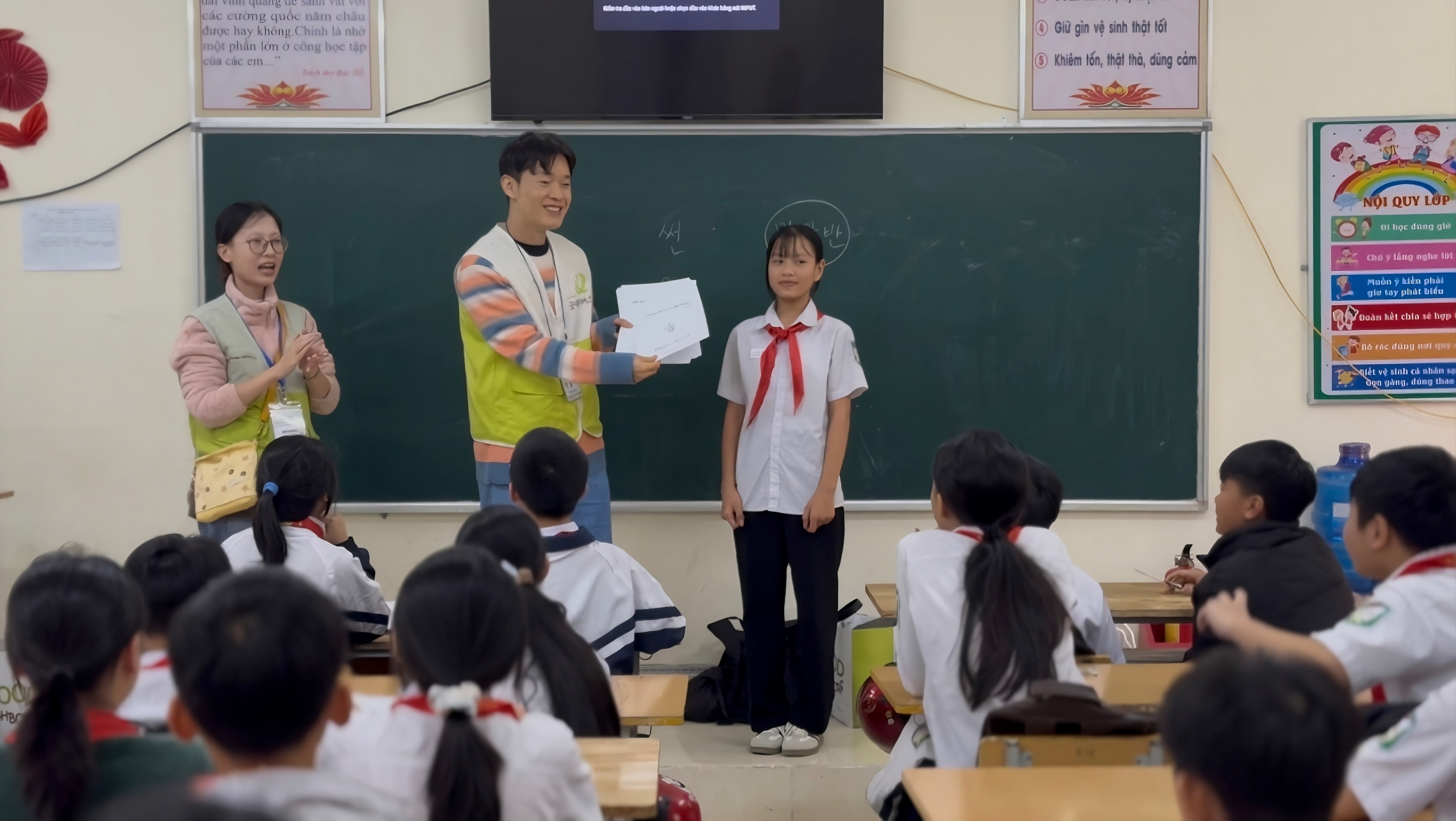 굿네이버스와 함께 베트남 선남중학교를 찾은 전국 교원 커뮤니티 ‘또 다른 나를 만나는 여행’ 소속 교사들이 교육 봉사활동을 진행하고 있다.