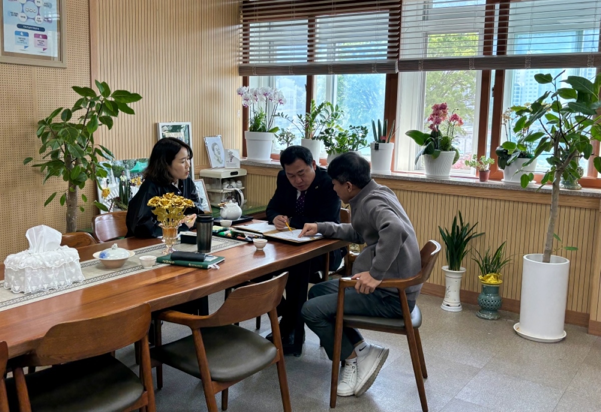 사진 2. 충청북도괴산증평교육지원청 직원들과 회의를 하는 우관문 교육장(사진 가운데) 1