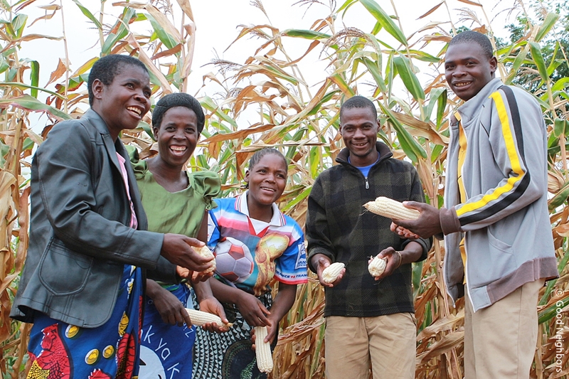 말라위 지역주민들이 옥수수를 들고 미소짓는 모습