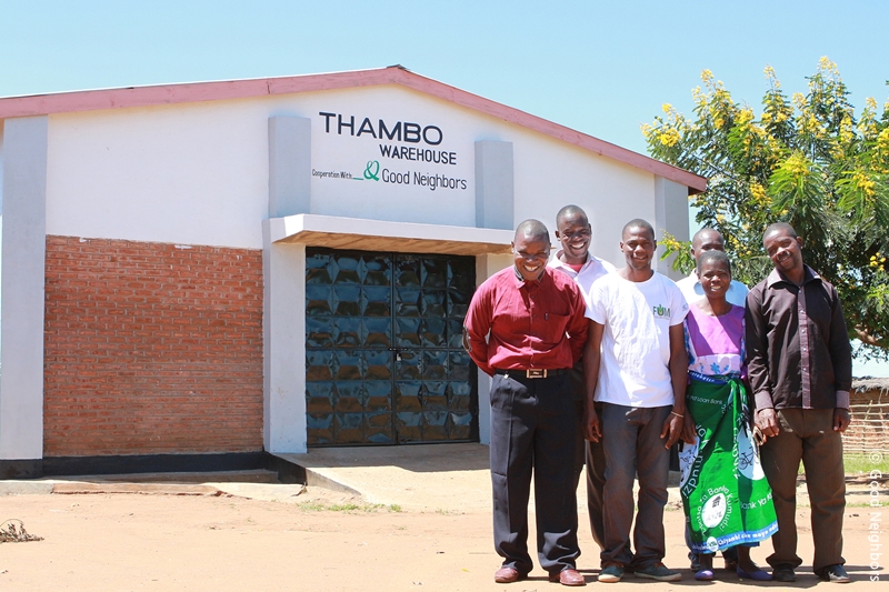 옥수수 창고 건물 앞에서 지역주민들 모습