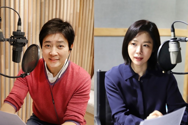 최수종 친선대사와 김현주 홍보대사가 녹음을 진행하고 있는 모습