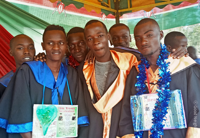 졸업식 기념 목걸이를 착용하고 있는 케냐 단도라 직업훈련학교 졸업생들