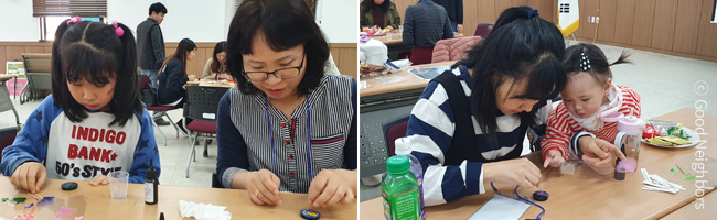 회원 서신, 아동 답신 과정. 회원 서신 접수, 영어로 번역, 현지 사업국 전달, 현지어로 번역, 결연아동 전달, 아동 답장, 한국어로 번역 및 검수, 아동 답신 회원님에게 전달. 결연아동 회원 서신은 1년에 4회까지 접수 가능, 회원 서신 접수 후 6개월 이상 시간이 소요, 사업장에 따라 회원 서신 및 답신 불가, 탄자니아 팡가웨 사업장 접수 불가, 네팔 무구, 훔라, 도티 사업장 답신 지연. 번역은 번역자원봉사자 I'm your PEN에의해 진행됩니다.