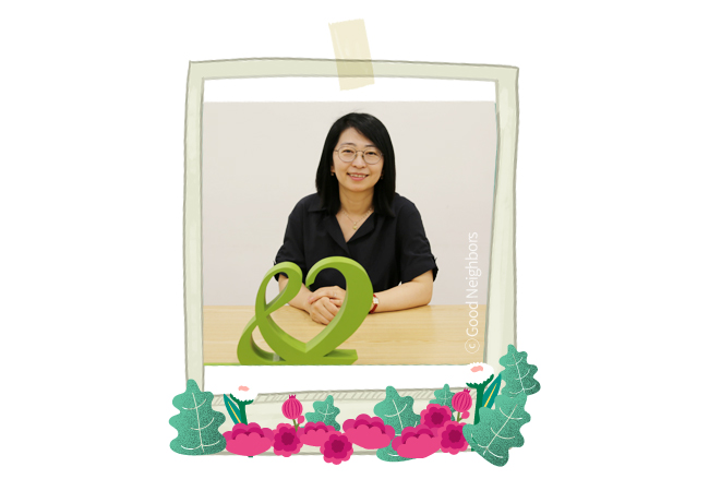 르완다 쿠루시 초등학교에 생긴 식수대 앞에서 환호하고 있는 아동들 이미지