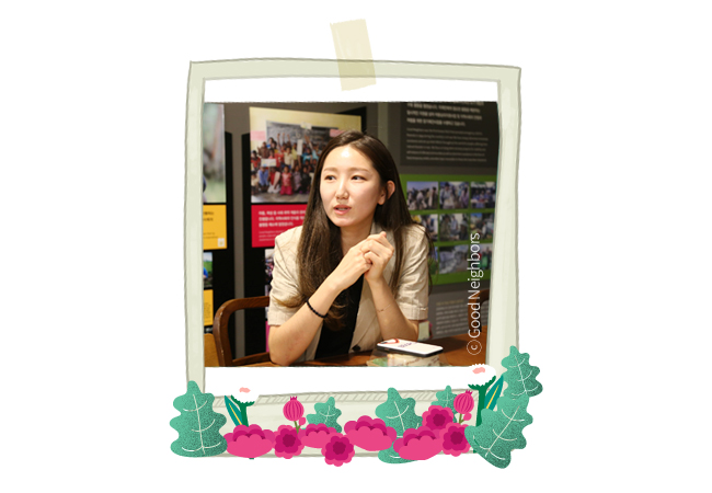 르완다 쿠루시 초등학교에 생긴 식수대 앞에서 환호하고 있는 아동들 이미지