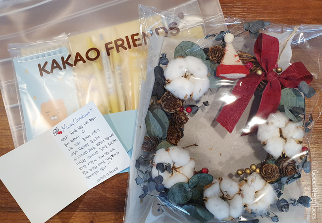 회원 서신, 아동 답신 과정. 회원 서신 접수, 영어로 번역, 현지 사업국 전달, 현지어로 번역, 결연아동 전달, 아동 답장, 한국어로 번역 및 검수, 아동 답신 회원님에게 전달. 결연아동 회원 서신은 1년에 4회까지 접수 가능, 회원 서신 접수 후 6개월 이상 시간이 소요, 사업장에 따라 회원 서신 및 답신 불가, 탄자니아 팡가웨 사업장 접수 불가, 네팔 무구, 훔라, 도티 사업장 답신 지연. 번역은 번역자원봉사자 I'm your PEN에의해 진행됩니다.